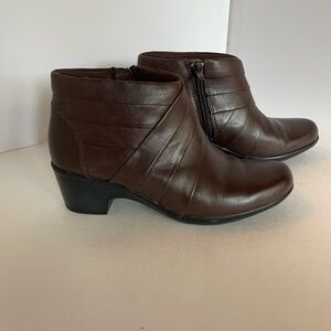Clarks Collection Women’s Brown Leather Zip Ankle Boots Style 26104775 Size 7M